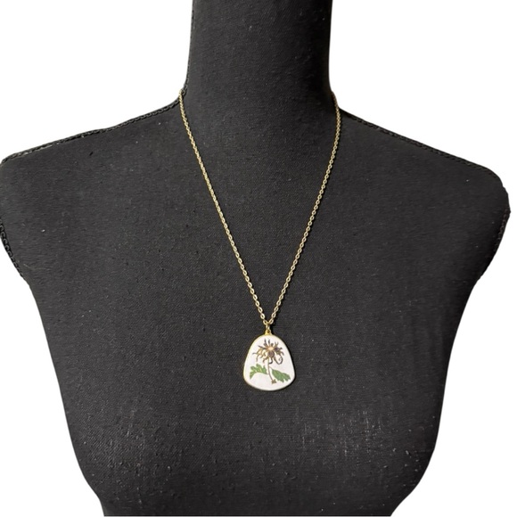 Vintage Cloisonné Floral Enamel Pendant Necklace White with Gold Tone Chain - Picture 3 of 8
